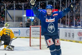 Jaromír Jágr becomes oldest player to score a goal in pro hockey history