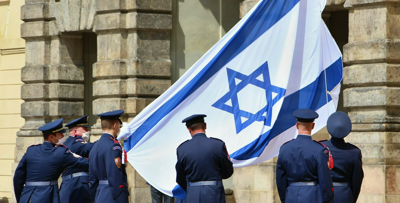 Prague Castle guards hoist the Israeli flag via Facebook / Pražský hrad - Kancelář prezidenta republiky