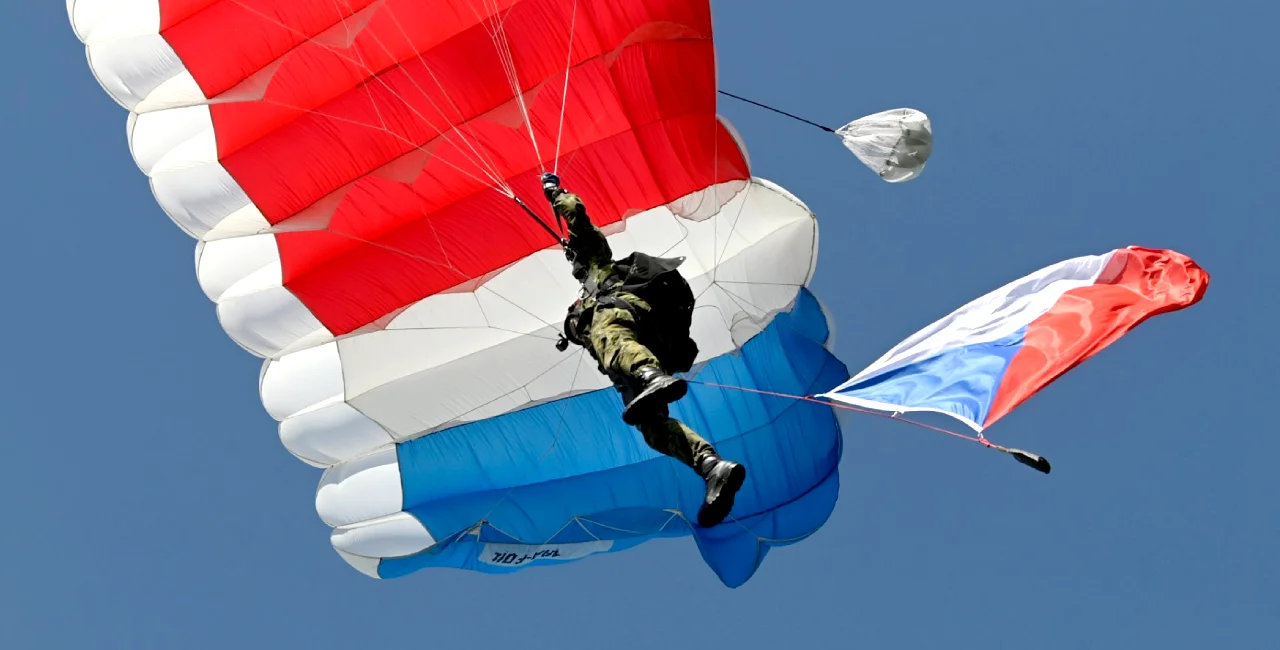 Prague skydivers honor 80th anniversary of Operation Anthropoid