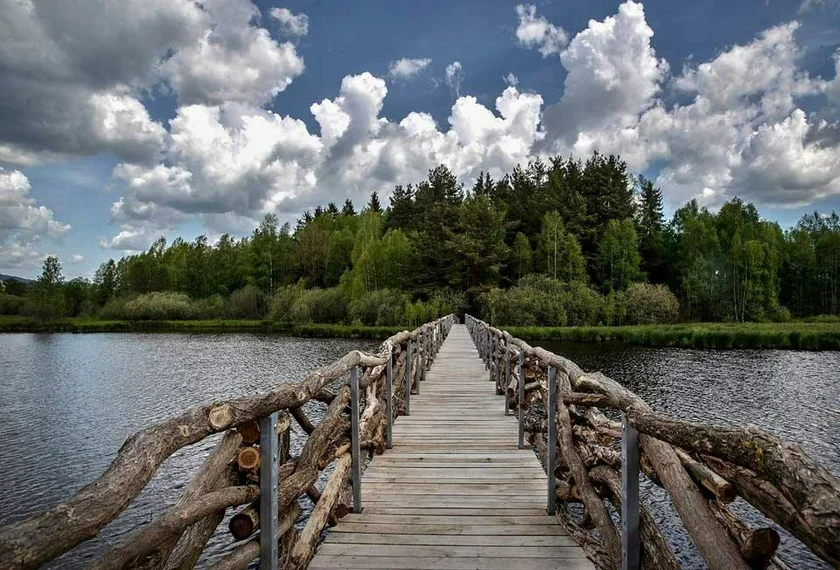 Walkway over Olšina pond. Photo: VLS.