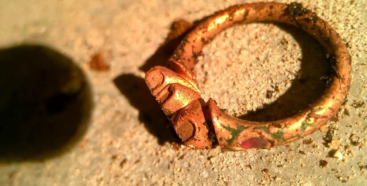 Renaissance-era wedding ring of Bohemian queen found in family tomb