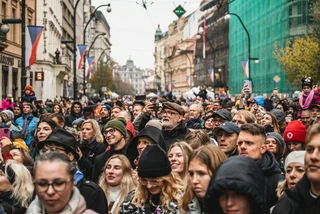 GALLERY: 90,000 pack Prague's Národní to mark Velvet Revolution