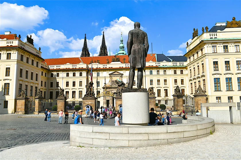 Masaryk statue / iStock: Olivier DJIANN