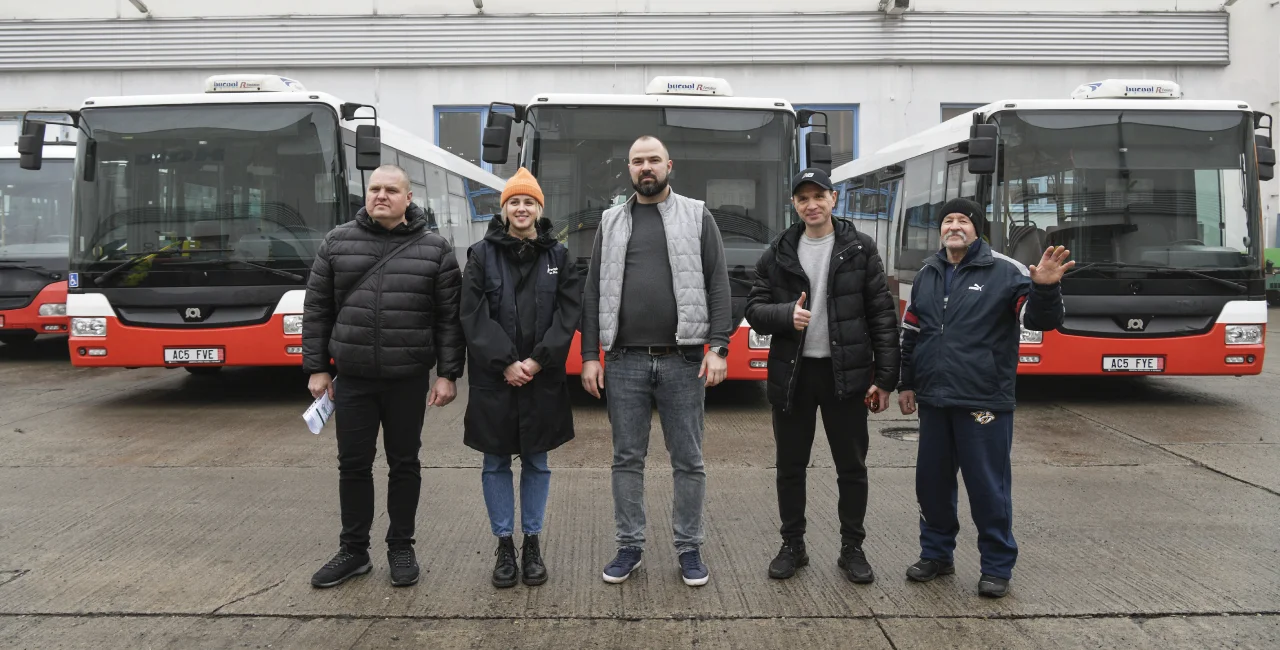Ukrainian officials receive Prague buses. Photo: DPP – Václav Holič