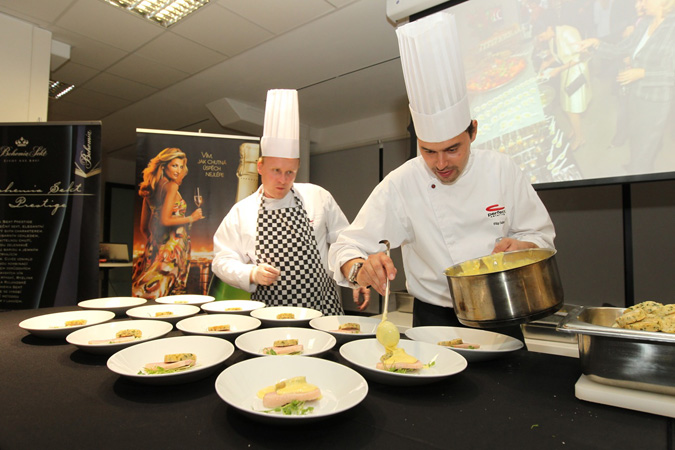 Prague ham served with olomoucké tvarůžky sauce and tender bread dumplings