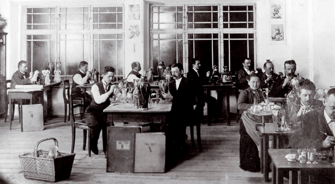 Glassworks painting workshop, 1905