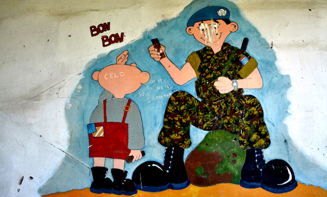 Dutch officer throws sweets to starving Bosnian child (Photo: Marketa Slavkova, 2014)