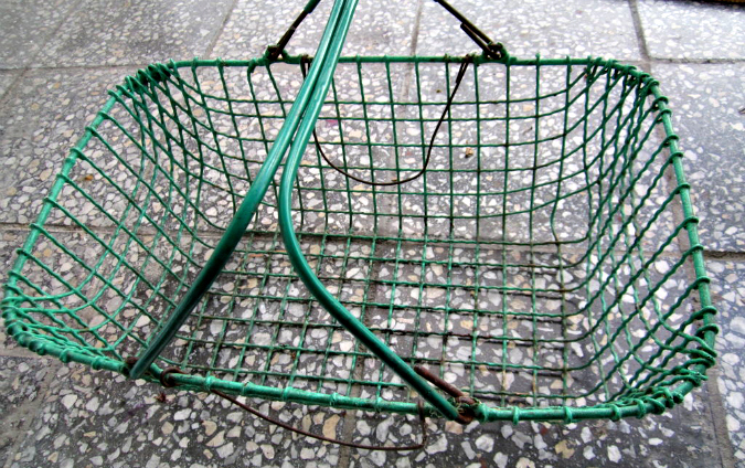 Retro shopping basket/photo: http:archiv.aukro.cz