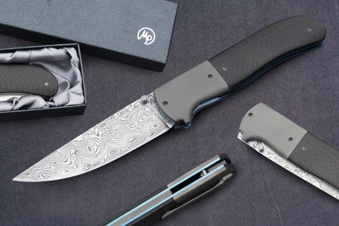 Lagoon – a gentleman’s folding knife with a stainless blade, titanium bolsters and carbon fiber scales (© Milan Pokorný)