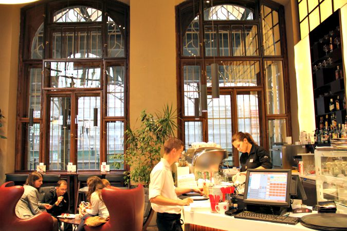 Hlavní Nádraží Café Recreates Golden Age