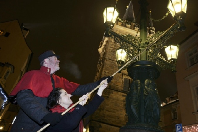 Lamplighters Cast Romantic Glow on Prague