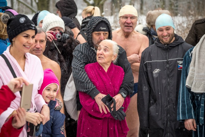 PHOTOS: Brrr! First Dip Of the Year for Prague Tough Swimmers’ Club