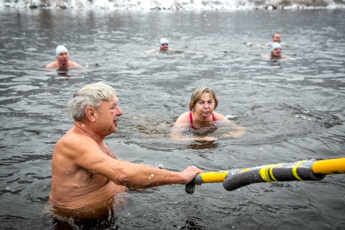 PHOTOS: Brrr! First Dip Of the Year for Prague Tough Swimmers’ Club