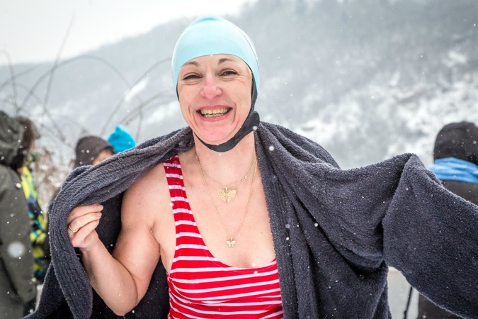 PHOTOS: Brrr! First Dip Of the Year for Prague Tough Swimmers’ Club