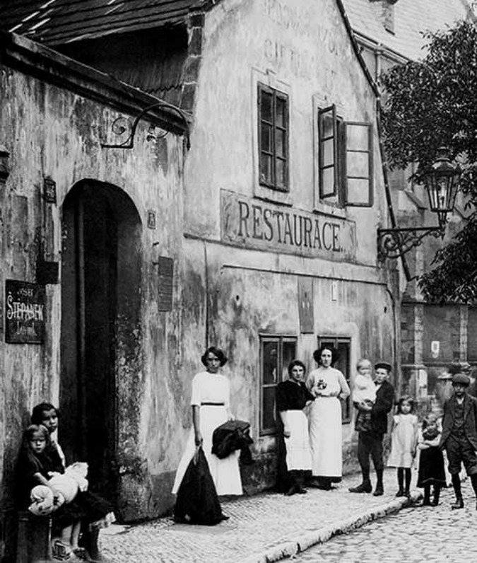 Poison Hut pub, 1910; Photo: Zikmund Reach © HISTORICKE-FOTO.CZ