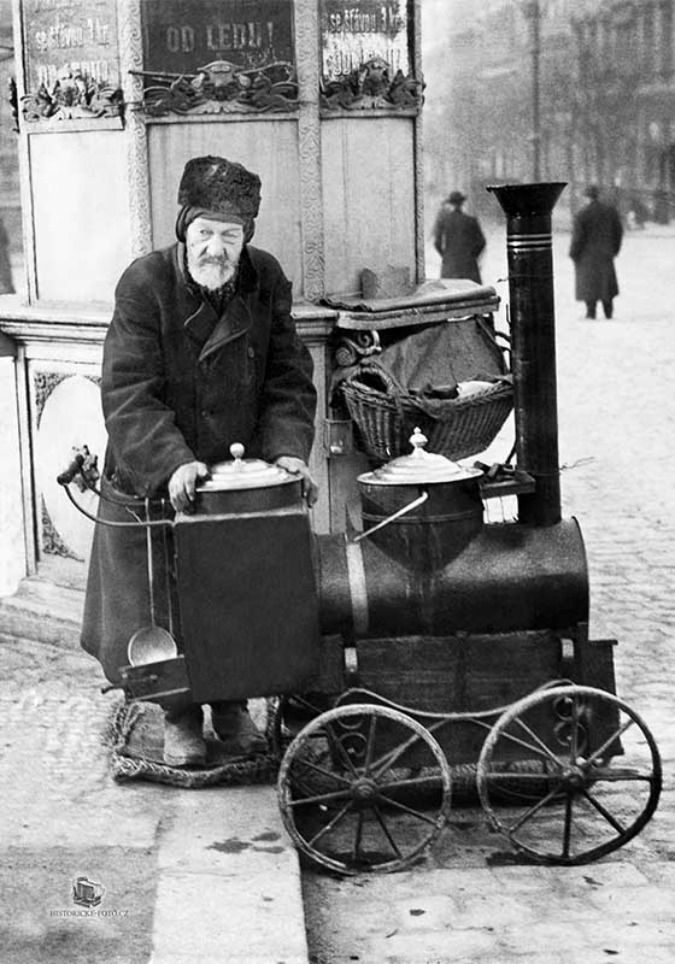 Chestnut seller Sterba on Náměstí Míru, 1910; Photo: Zikmund Reach 1910 © HISTORICKE-FOTO.CZ