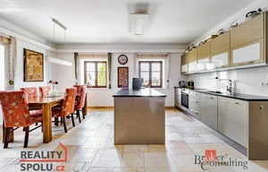 Family house for sale, 370m<sup>2</sup>, 648m<sup>2</sup> of land