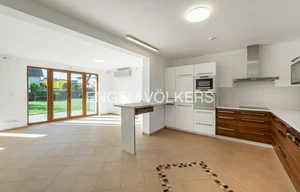 Family house for rent, 180m<sup>2</sup>, 639m<sup>2</sup> of land