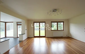 Family house for rent, 320m<sup>2</sup>, 1100m<sup>2</sup> of land