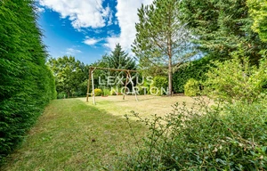 Family house for rent, 373m<sup>2</sup>, 857m<sup>2</sup> of land