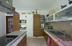 Family house for rent, 417m<sup>2</sup>, 1100m<sup>2</sup> of land