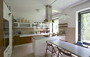 Family house for rent, 417m<sup>2</sup>, 1000m<sup>2</sup> of land