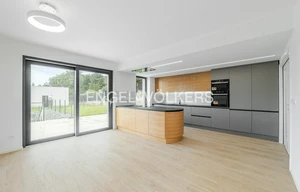 Family house for rent, 290m<sup>2</sup>, 500m<sup>2</sup> of land