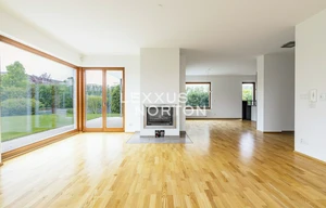 Family house for rent, 360m<sup>2</sup>, 731m<sup>2</sup> of land