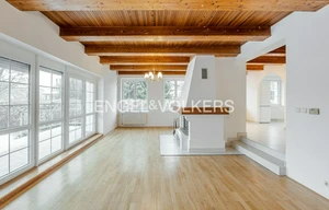 Family house for rent, 350m<sup>2</sup>, 761m<sup>2</sup> of land