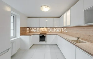 Family house for rent, 350m<sup>2</sup>, 761m<sup>2</sup> of land