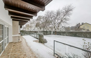 Family house for rent, 350m<sup>2</sup>, 761m<sup>2</sup> of land