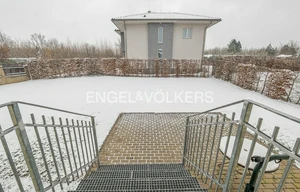 Family house for rent, 400m<sup>2</sup>, 997m<sup>2</sup> of land