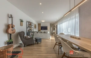 Family house for sale, 291m<sup>2</sup>, 735m<sup>2</sup> of land