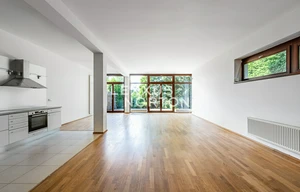 Family house for rent, 373m<sup>2</sup>, 857m<sup>2</sup> of land