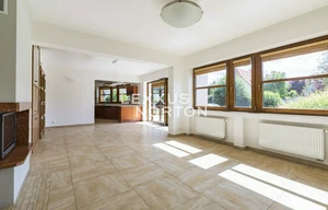 Family house for rent, 360m<sup>2</sup>, 1100m<sup>2</sup> of land