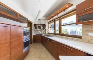 Family house for rent, 360m<sup>2</sup>, 1100m<sup>2</sup> of land