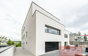 Family house for rent, 282m<sup>2</sup>, 426m<sup>2</sup> of land