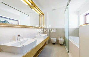 Family house for sale, 380m<sup>2</sup>, 619m<sup>2</sup> of land