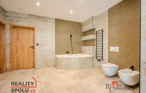 Family house for sale, 450m<sup>2</sup>, 250m<sup>2</sup> of land