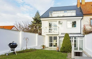 Family house for sale, 320m<sup>2</sup>, 225m<sup>2</sup> of land