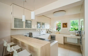 Family house for sale, 490m<sup>2</sup>, 1215m<sup>2</sup> of land