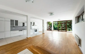 Family house for rent, 373m<sup>2</sup>, 857m<sup>2</sup> of land