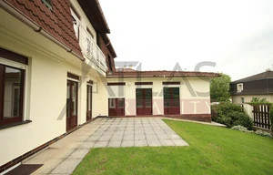 Family house for rent, 365m<sup>2</sup>, 650m<sup>2</sup> of land