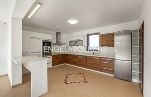 Family house for rent, 180m<sup>2</sup>, 639m<sup>2</sup> of land