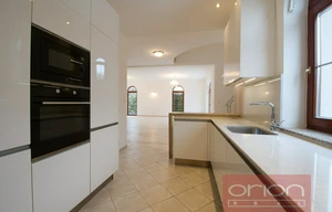 Family house for rent, 243m<sup>2</sup>, 328m<sup>2</sup> of land