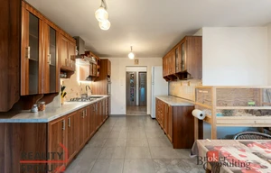 Family house for sale, 280m<sup>2</sup>, 1010m<sup>2</sup> of land