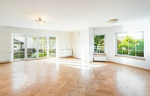 Family house for rent, 403m<sup>2</sup>, 999m<sup>2</sup> of land