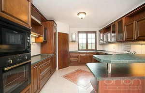 Family house for rent, 390m<sup>2</sup>, 903m<sup>2</sup> of land