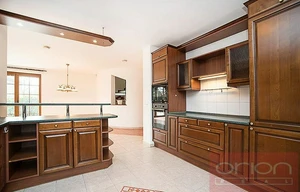 Family house for rent, 390m<sup>2</sup>, 903m<sup>2</sup> of land