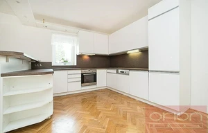 Family house for rent, 350m<sup>2</sup>, 370m<sup>2</sup> of land